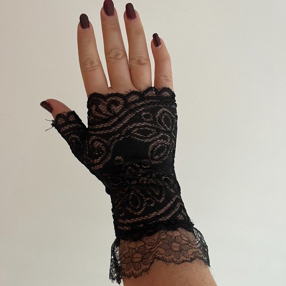 Elegant Black Lace Gothic Dress - Picture 5 of 5